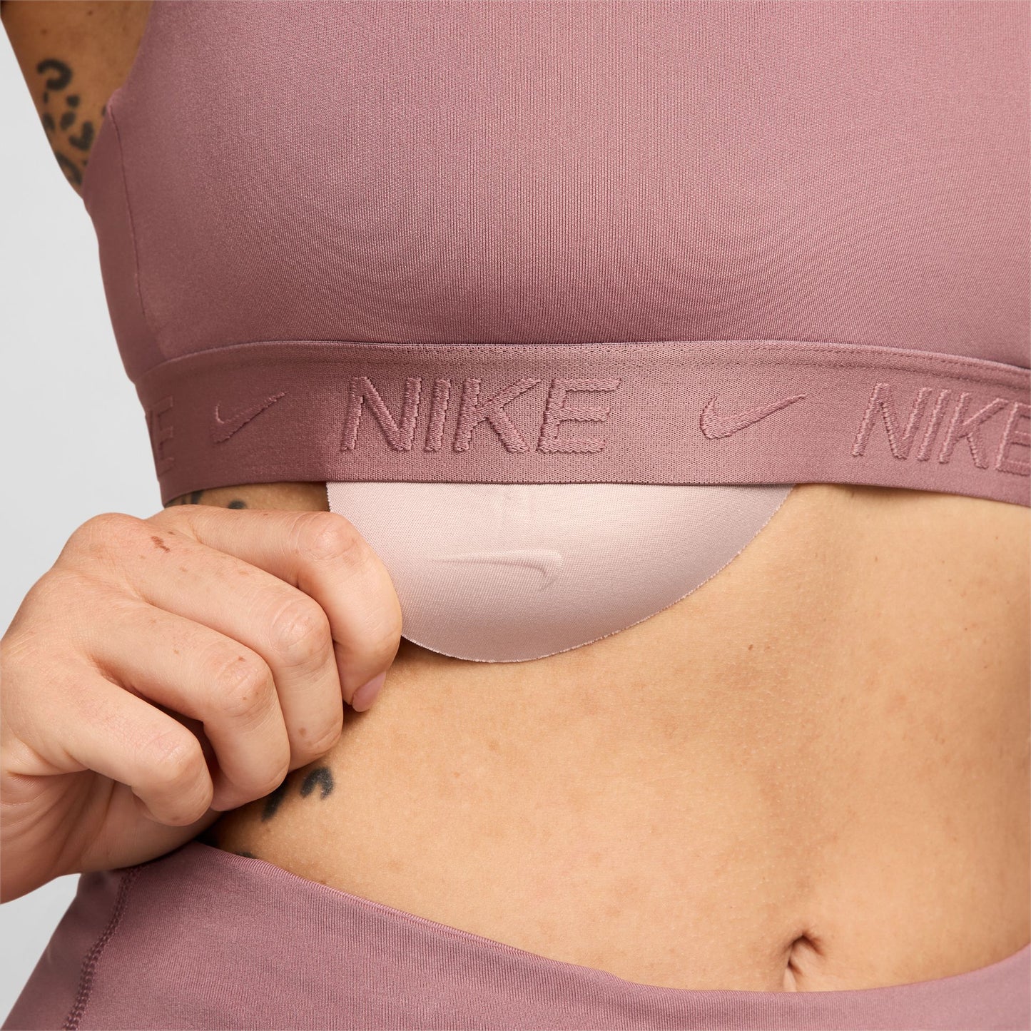 TOP NIKE INDY - SUJECIÓN LIGERA